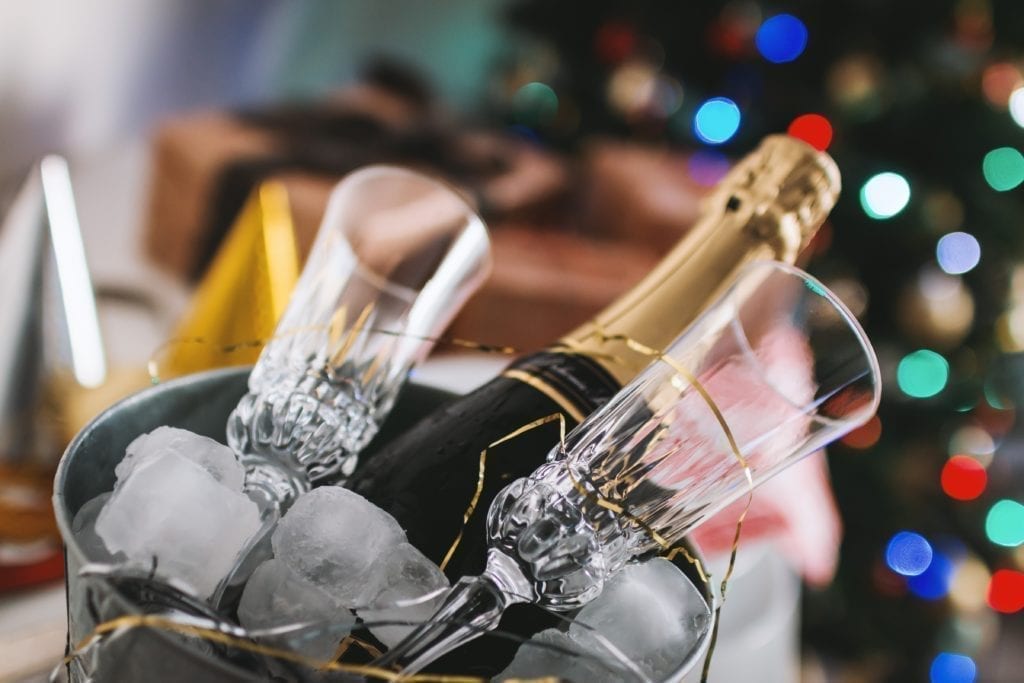 Ideas para la fiesta de Nochevieja: La mayoría de la gente viene por las bebidas... ¡no se olvide del champán!