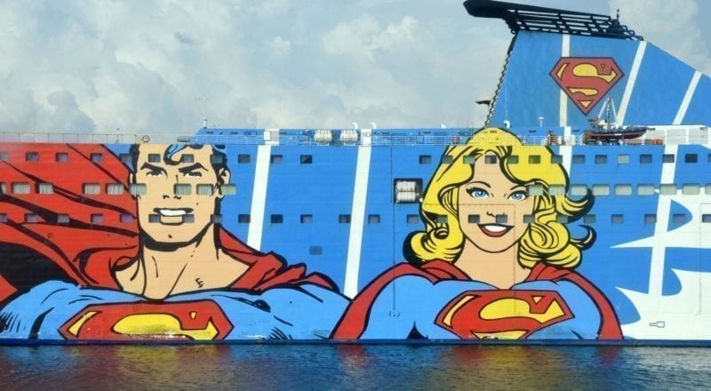 Un anuncio cómico en el costado de un crucero.